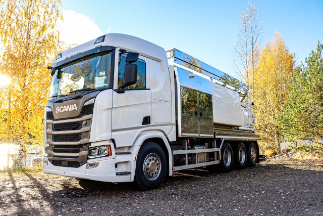 KEOX Oy:n huoltoajoneuvot, kuten imu- ja imupaineautot, suunniteltu teollisuuden ja ympäristöhuollon vaativiin olosuhteisiin.